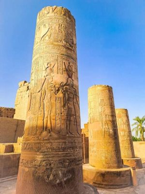 A Bela Templo de Kom Ombo: Uma Jóia Dourada à Beira do Rio Nilo!