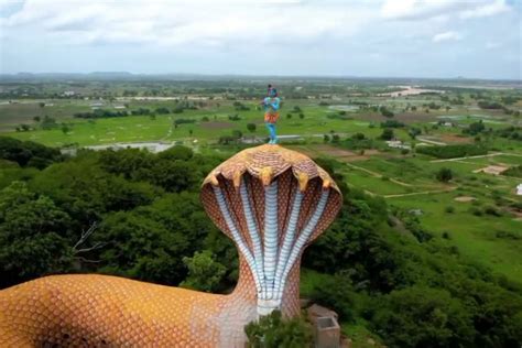 O Templo de Baizi: Uma Joia Arquitetura Escondida em Meio à Natureza!