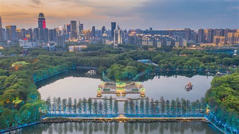 As Maravilhas do Lago do Oeste: Uma Experiência Mística na Cidade de Wuhan!