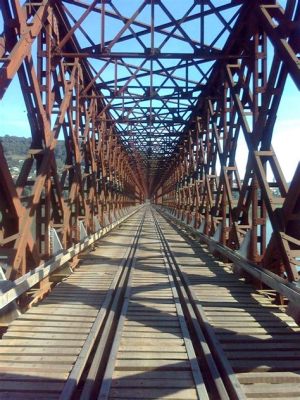 A Ponte de Ferro em Lincang: Uma Viagem no Tempo Através da Engenharia!